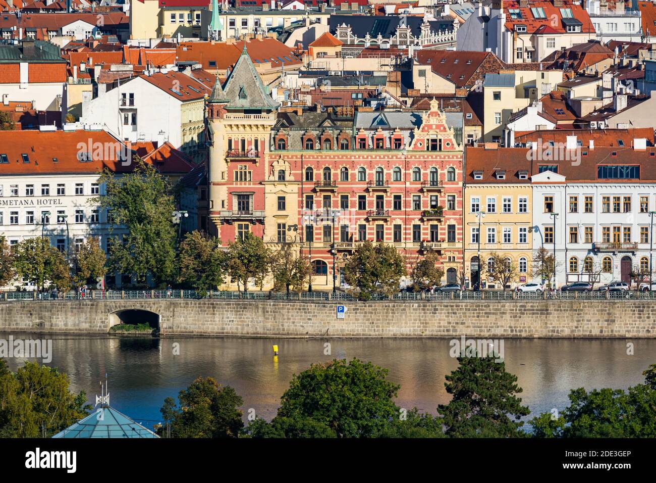Prag, Tschechische republik - 19. September 2020. Smetanovo nabrezi - Smetana Riverbank während der Coronavirus-Krise und Reiseverbot ohne Touristen Stockfoto