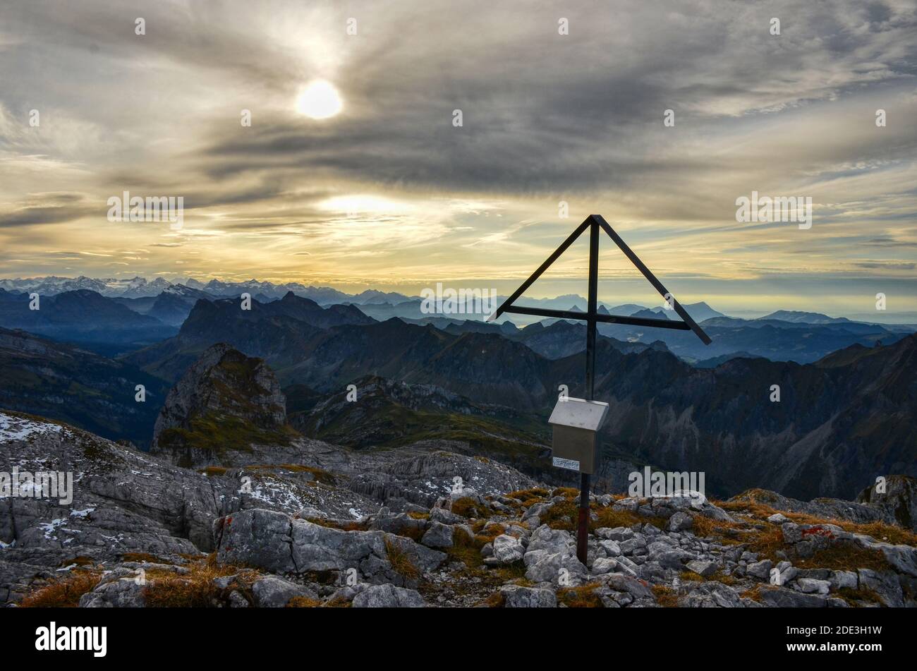 Gipfelkreuz mit Blick auf einen Berg, Foto vom Berggipfel mutteristock glarus. Schweizer Berge. Abendstimmung in innerthal Stockfoto