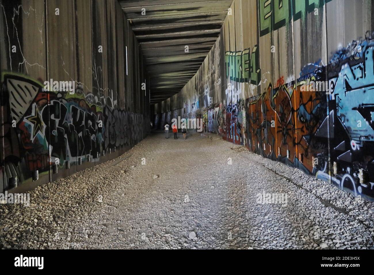 Donner passieren Schneetunnel mit Graffiti. Stockfoto