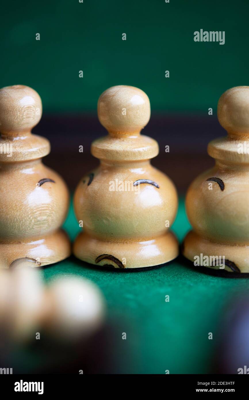 Detail von drei weißen Bauern aus einem Schachspiel Stockfoto