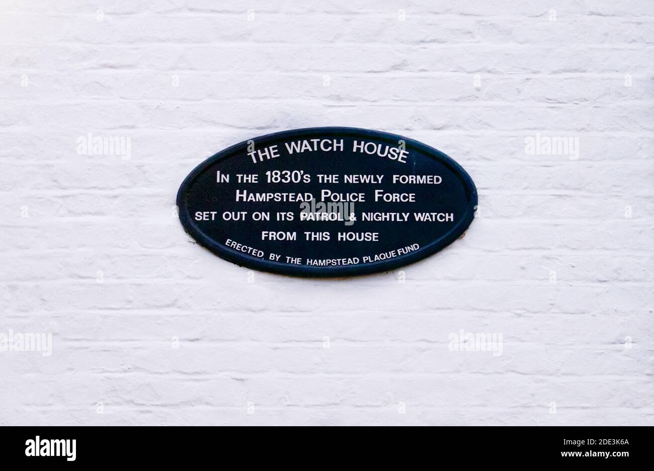 Hampstead Village Police Force Watch House schwarze Plakette, die vom Hampstead Plaque Fund zur Darstellung der Geschichte Hampsteads errichtet wurde. London. Stockfoto