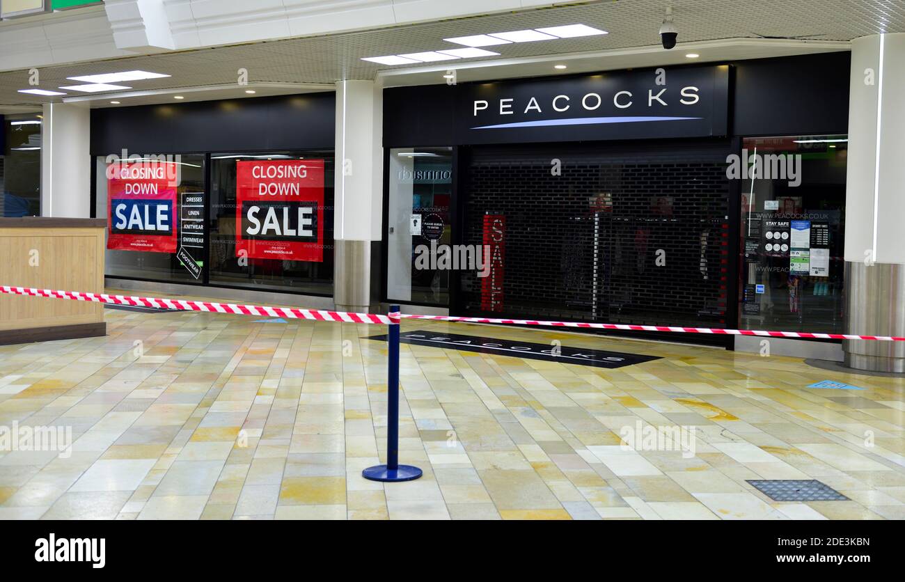 Peacocks Bekleidungsgeschäft Schließung Verkauf mit geschlossenen Shop eine tödliche Coronavirus Lockdown, England Stockfoto