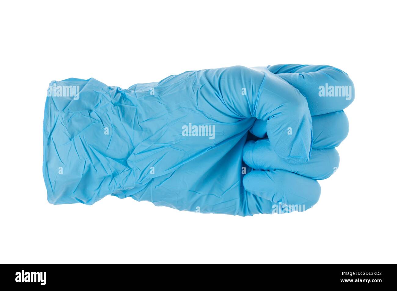 Blauer medizinischer Einweghandschuh in Form einer geballten Faust auf weißem Hintergrund. Pandemie. Datei enthält Beschneidungspfad. Stockfoto