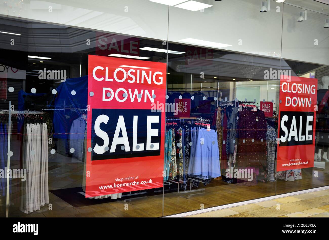 Peacocks Bekleidungsgeschäft Schließung Verkauf mit geschlossenen Shop eine tödliche Coronavirus Lockdown, England Stockfoto