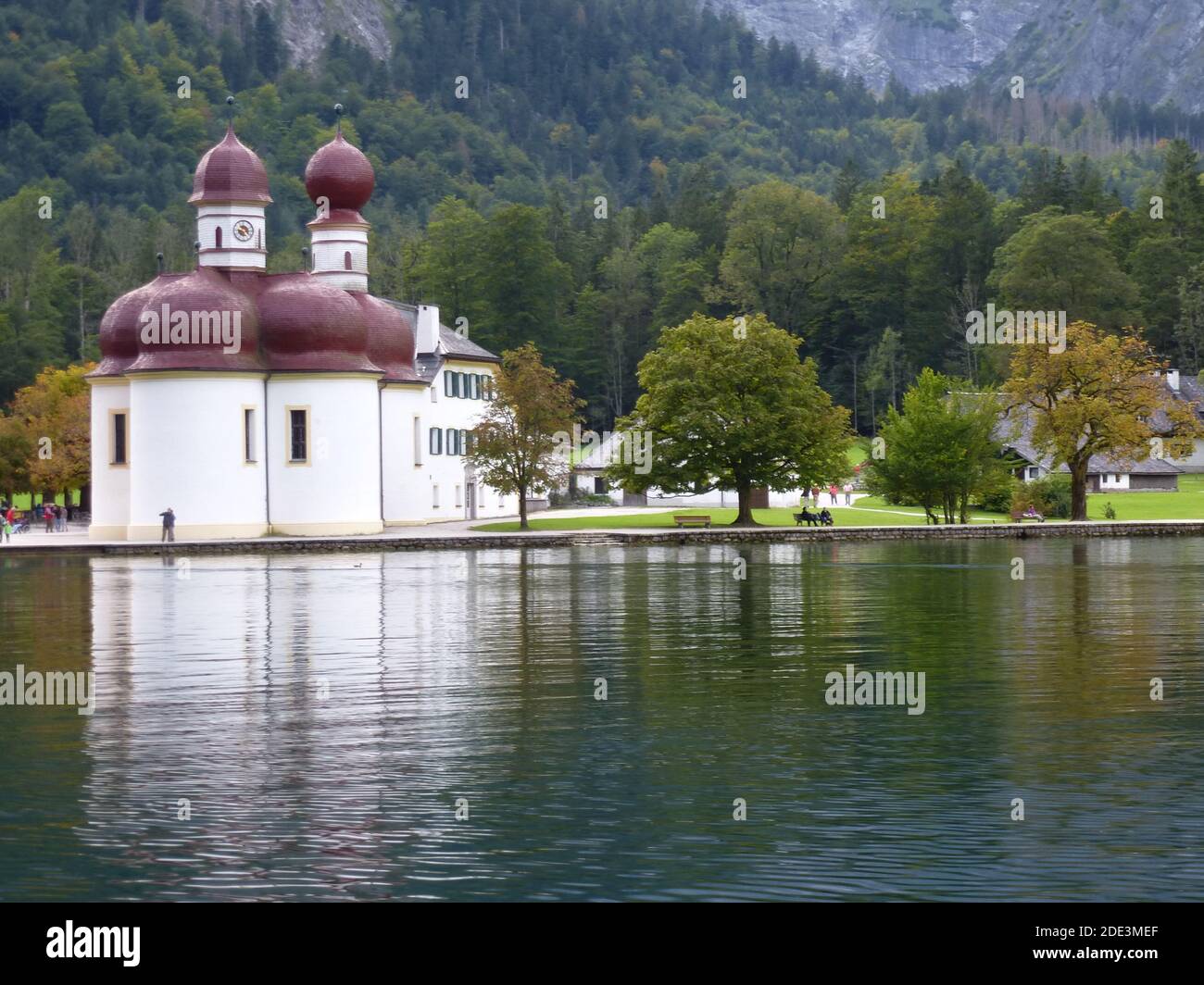 Kirche St. Bartholomäus am berühmten Königssee in Bayern Stockfoto