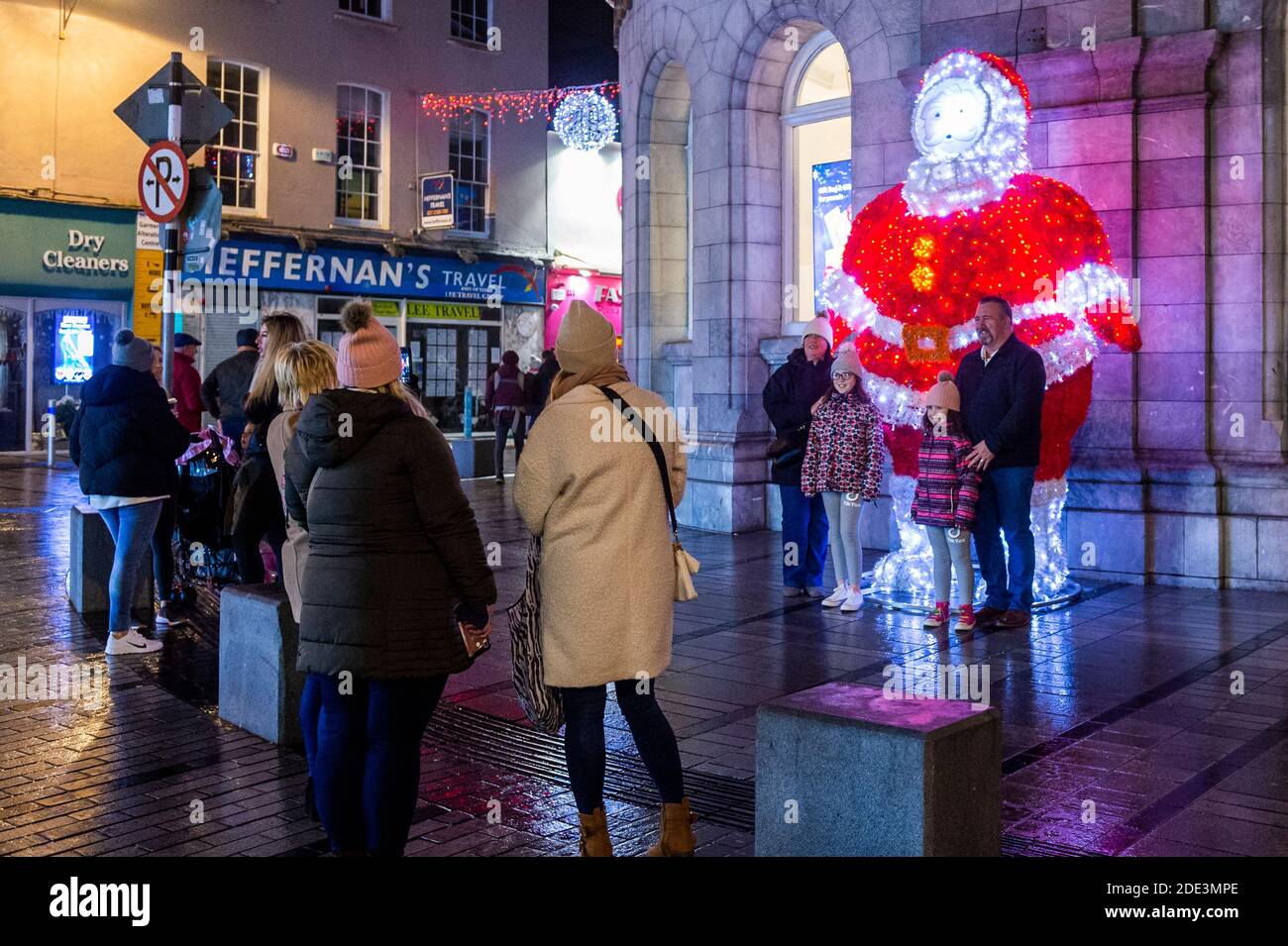 Cork, Irland. November 2020. Das Stadtzentrum von Cork war an diesem Abend sehr voll mit Familien, die sich die Weihnachtsbeleuchtung ansehen und anderen, die Getränke zum Mitnehmen kaufen. Der Weihnachtsmann bei der Post war bei Familien sehr beliebt. Quelle: AG News/Alamy Live News Stockfoto