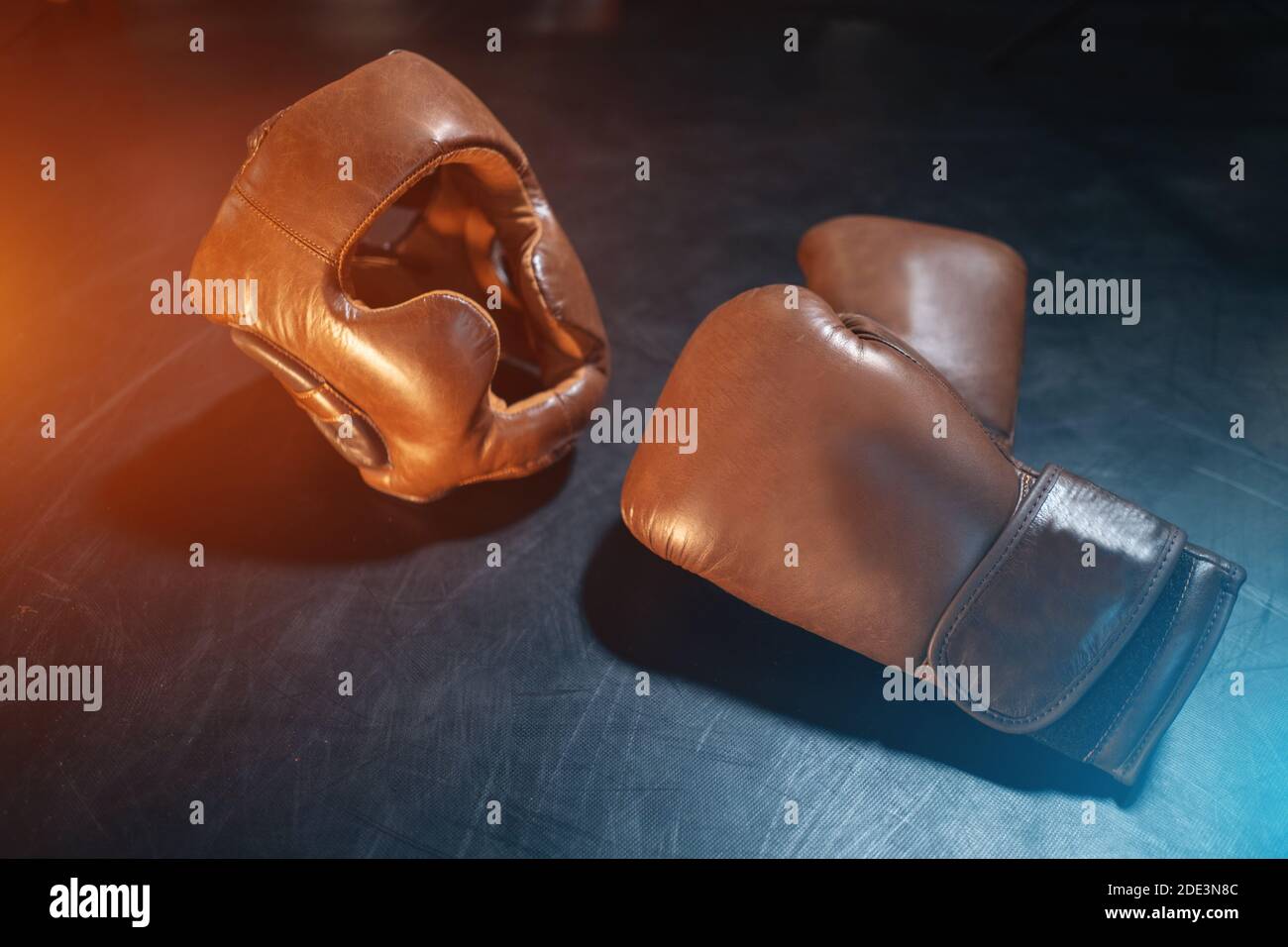 Draufsicht auf Boxhandschuhe und Schutzhelm auf schwarz Hintergrund Stockfoto