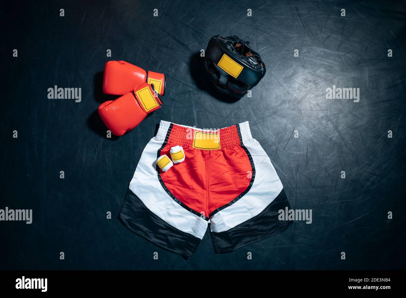 Draufsicht auf Boxhandschuhe, Shorts, Helm und Bandage Tape auf schwarzem Hintergrund Stockfoto