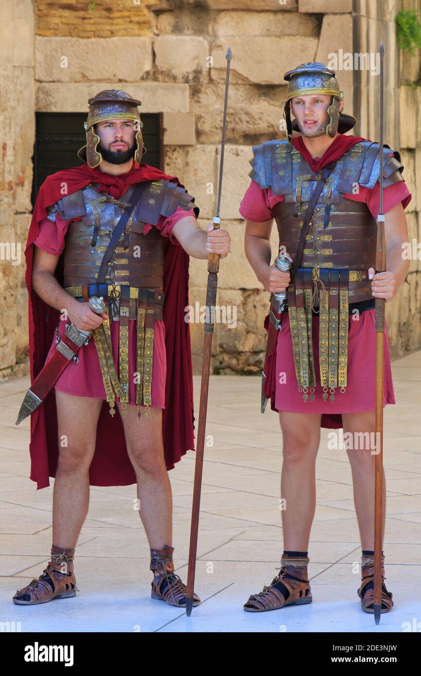 Zwei römische Legionäre am Goldenen Tor in der Altstadt von Split, Kroatien in Split, Kroatien Stockfoto