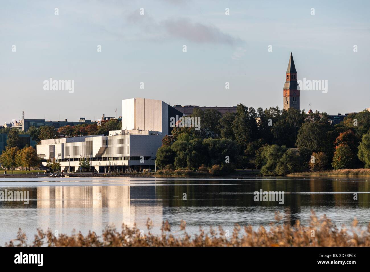 Töölönlahti Bucht mit Finlandia Halle und National Museum Turm in Helsinki, Finnland Stockfoto