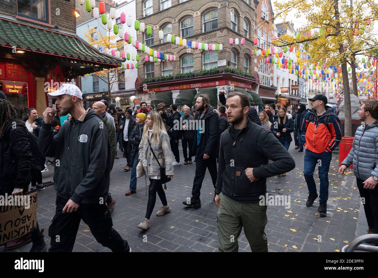 London, Großbritannien. November 2020. Demonstranten nehmen am 28. November 2020 an einem Anti-Lockdown-Protest in London, Großbritannien, Teil. Mehr als 60 Menschen wurden verhaftet, als am Samstag im Zentrum Londons Demonstranten gegen die Sperre mit der Polizei zusammenprallten, berichteten lokale Medien. Quelle: Ray Tang/Xinhua/Alamy Live News Stockfoto