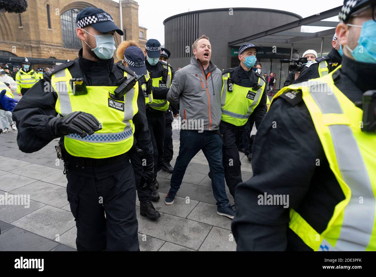London, Großbritannien. November 2020. Ein Protestler wird von Polizeibeamten während eines Anti-Lockdown-Protestes in London, Großbritannien, am 28. November 2020 festgenommen. Mehr als 60 Menschen wurden verhaftet, als am Samstag im Zentrum Londons Demonstranten gegen die Sperre mit der Polizei zusammenprallten, berichteten lokale Medien. Quelle: Ray Tang/Xinhua/Alamy Live News Stockfoto
