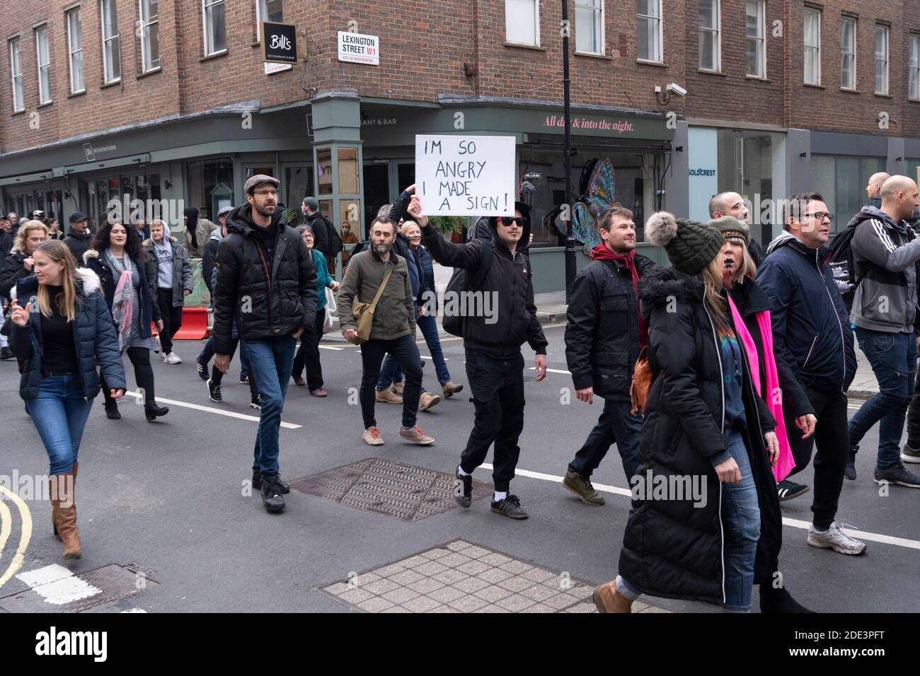 London, Großbritannien. November 2020. Demonstranten nehmen am 28. November 2020 an einem Anti-Lockdown-Protest in London, Großbritannien, Teil. Mehr als 60 Menschen wurden verhaftet, als am Samstag im Zentrum Londons Demonstranten gegen die Sperre mit der Polizei zusammenprallten, berichteten lokale Medien. Quelle: Ray Tang/Xinhua/Alamy Live News Stockfoto