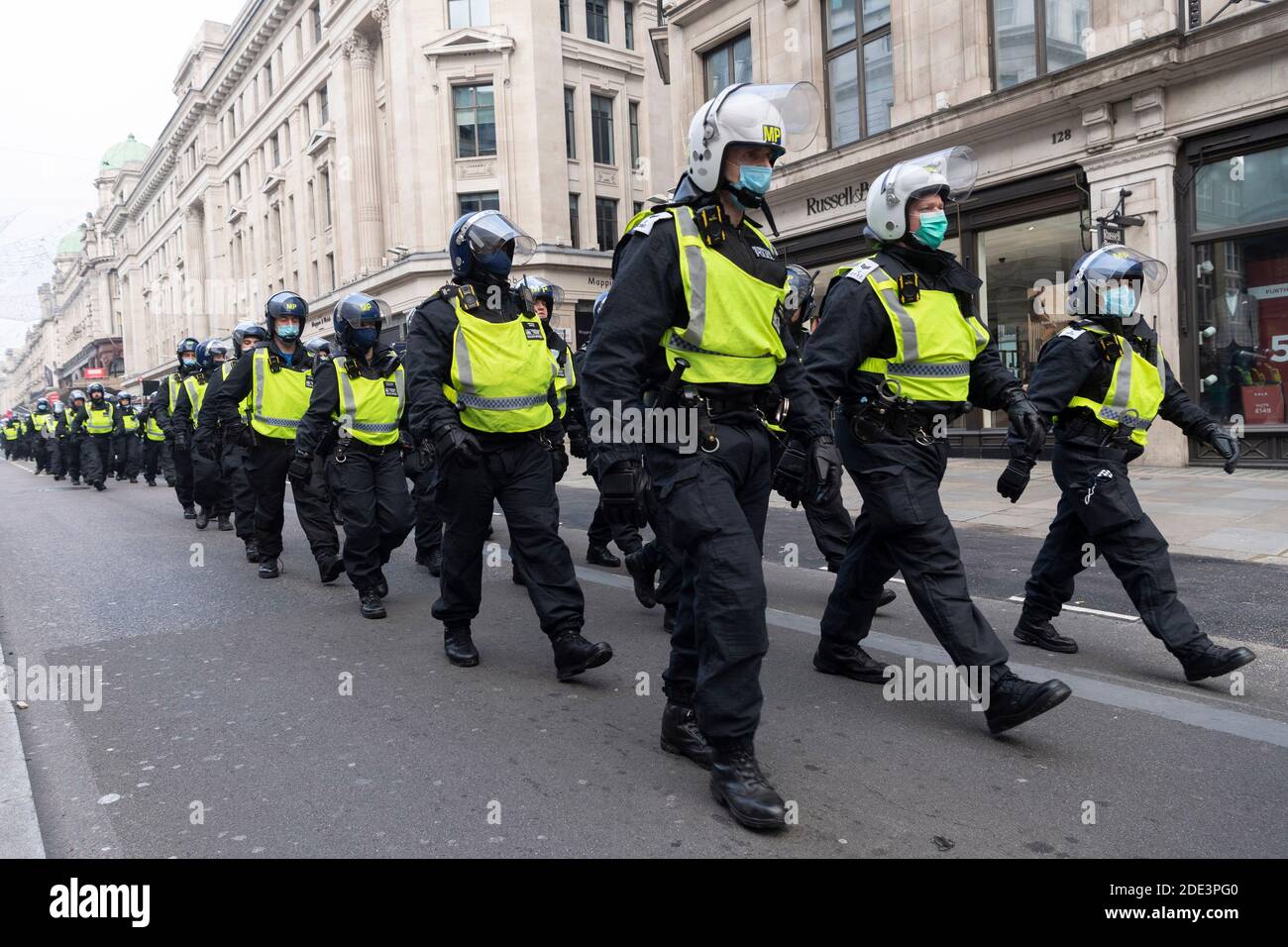 London, Großbritannien. November 2020. Polizeibeamte werden während eines Anti-Lockdown-Protests in London, Großbritannien, am 28. November 2020 auf einer Straße gesehen. Mehr als 60 Menschen wurden verhaftet, als am Samstag im Zentrum Londons Demonstranten gegen die Sperre mit der Polizei zusammenprallten, berichteten lokale Medien. Quelle: Ray Tang/Xinhua/Alamy Live News Stockfoto