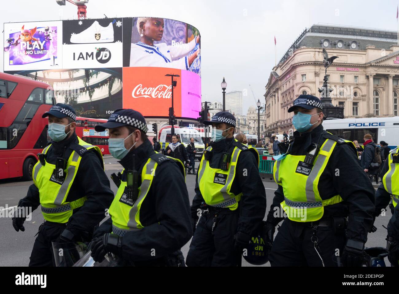 London, Großbritannien. November 2020. Polizeibeamte werden während eines Anti-Lockdown-Protests in London, Großbritannien, am 28. November 2020 auf einer Straße gesehen. Mehr als 60 Menschen wurden verhaftet, als am Samstag im Zentrum Londons Demonstranten gegen die Sperre mit der Polizei zusammenprallten, berichteten lokale Medien. Quelle: Ray Tang/Xinhua/Alamy Live News Stockfoto