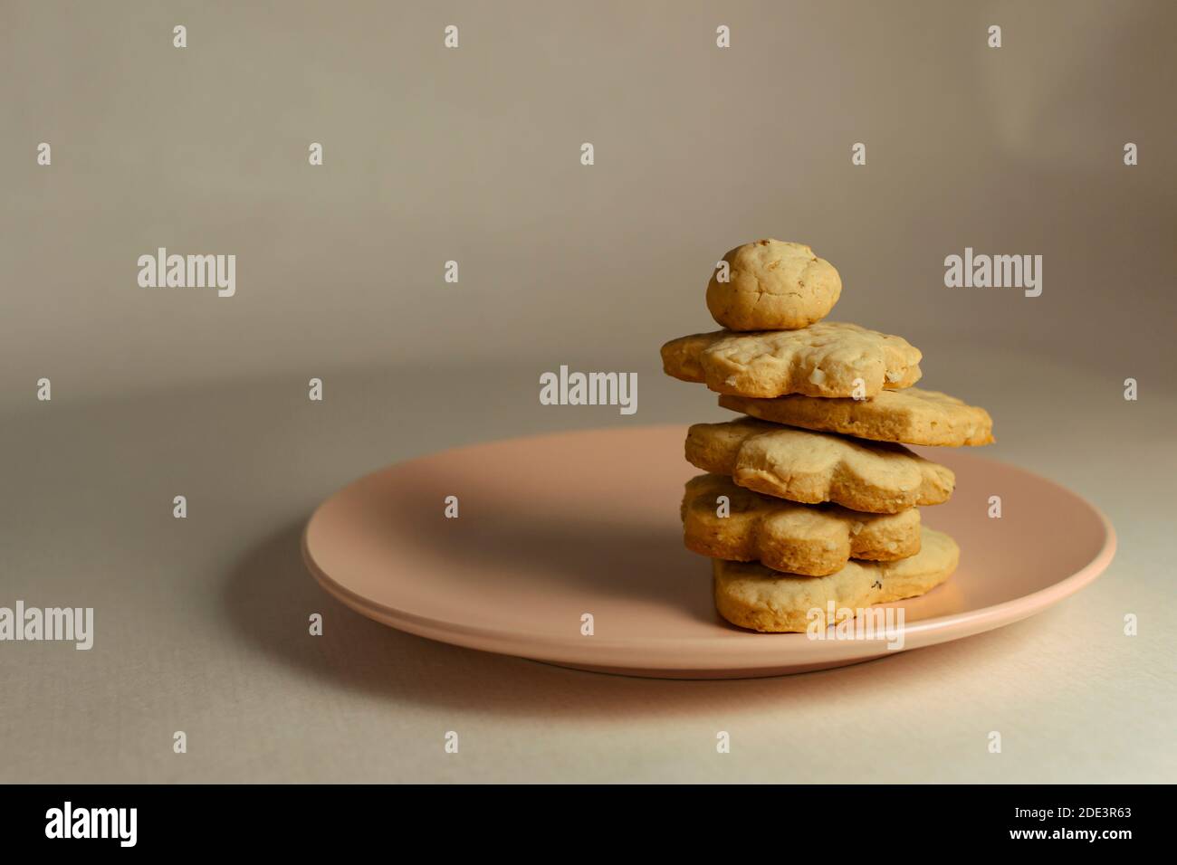 Eine Pyramide von Cookies auf einem rosa Teller. Stockfoto