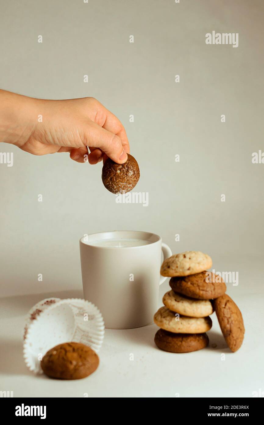 weihnachtsplätzchen zum Frühstück mit warmer Milch. Stockfoto