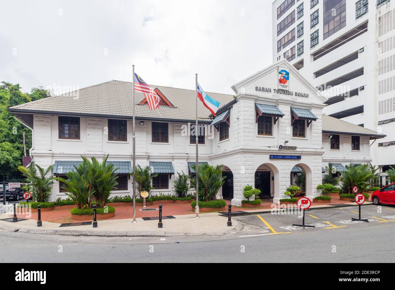 Das Büro des Sabah Tourism Board, das in einem alten Gebäude in Kota Kinabalu, Sabah, Malaysia, untergebracht ist Stockfoto