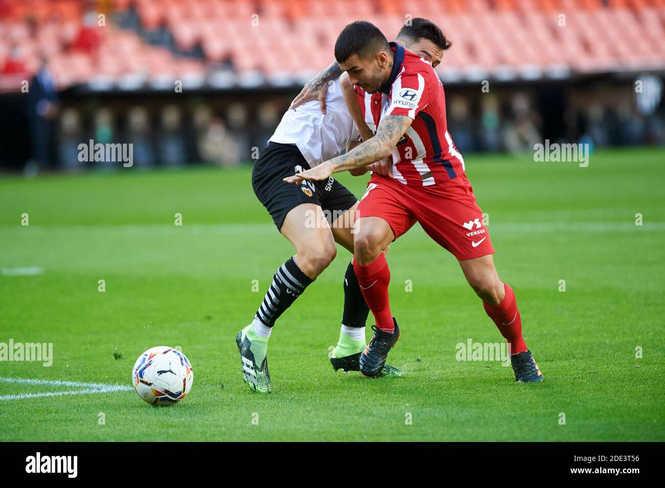 Hugo Guillamon von Valencia CF und Angel Correa von Atletico de Madrid während der spanischen Meisterschaft La Liga Fußball mach zwischen Valencia und Atletico de Madrid am 28. November 2020 im Estadio de Mestalla in Valencia, Spanien - Foto Maria Jose Segovia / Spanien DPPI / DPPI / LM Stockfoto