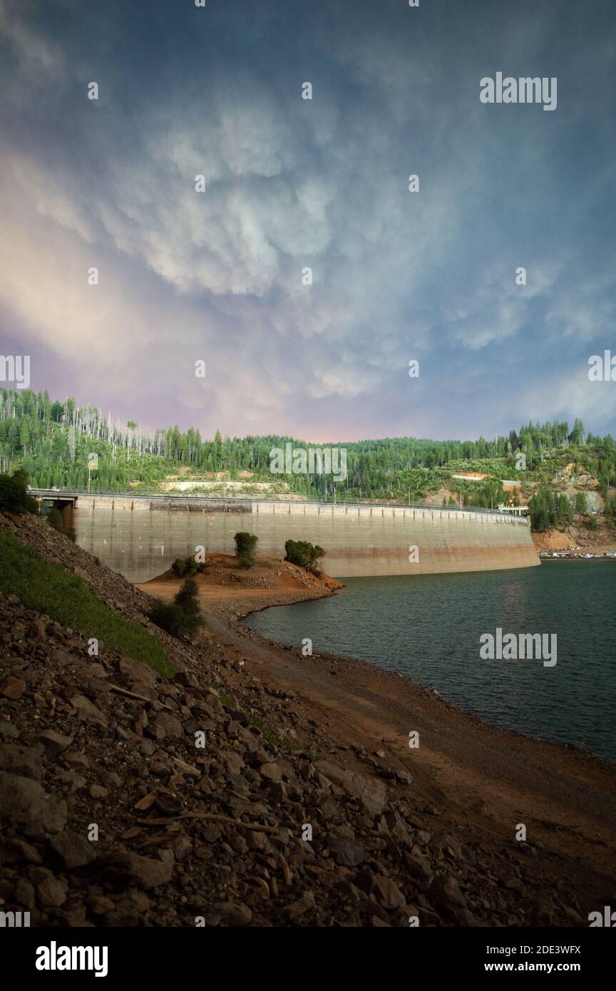 Seltsame atmosphärische Effekte hängen über Bullard's Bar Dam in Nordkalifornien während der Wildfire Saison 2020. Stockfoto