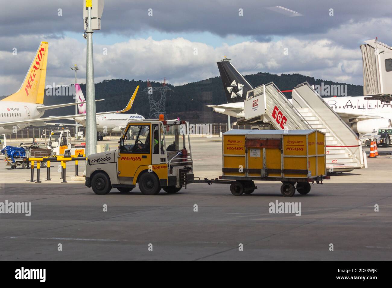 Flughafen Gepäckträger Service-LKW und Luftbrücke bewegt sich auf dem Flughafen Asphalt. Flughafen Sabiha Gokcen Stockfoto