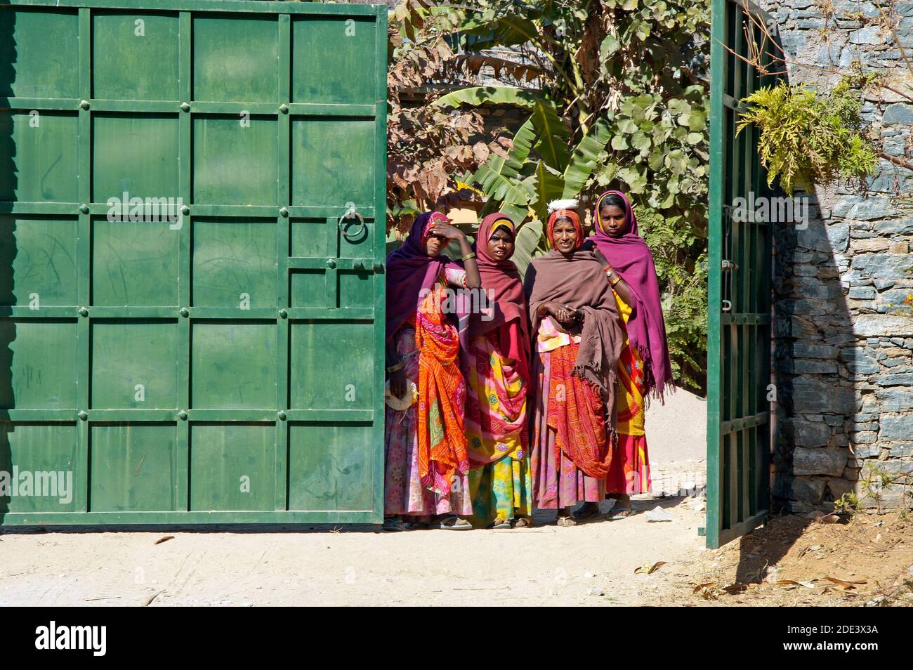 Junge Arbeiterinnen in einem Fabrikeingang, Indien Stockfoto