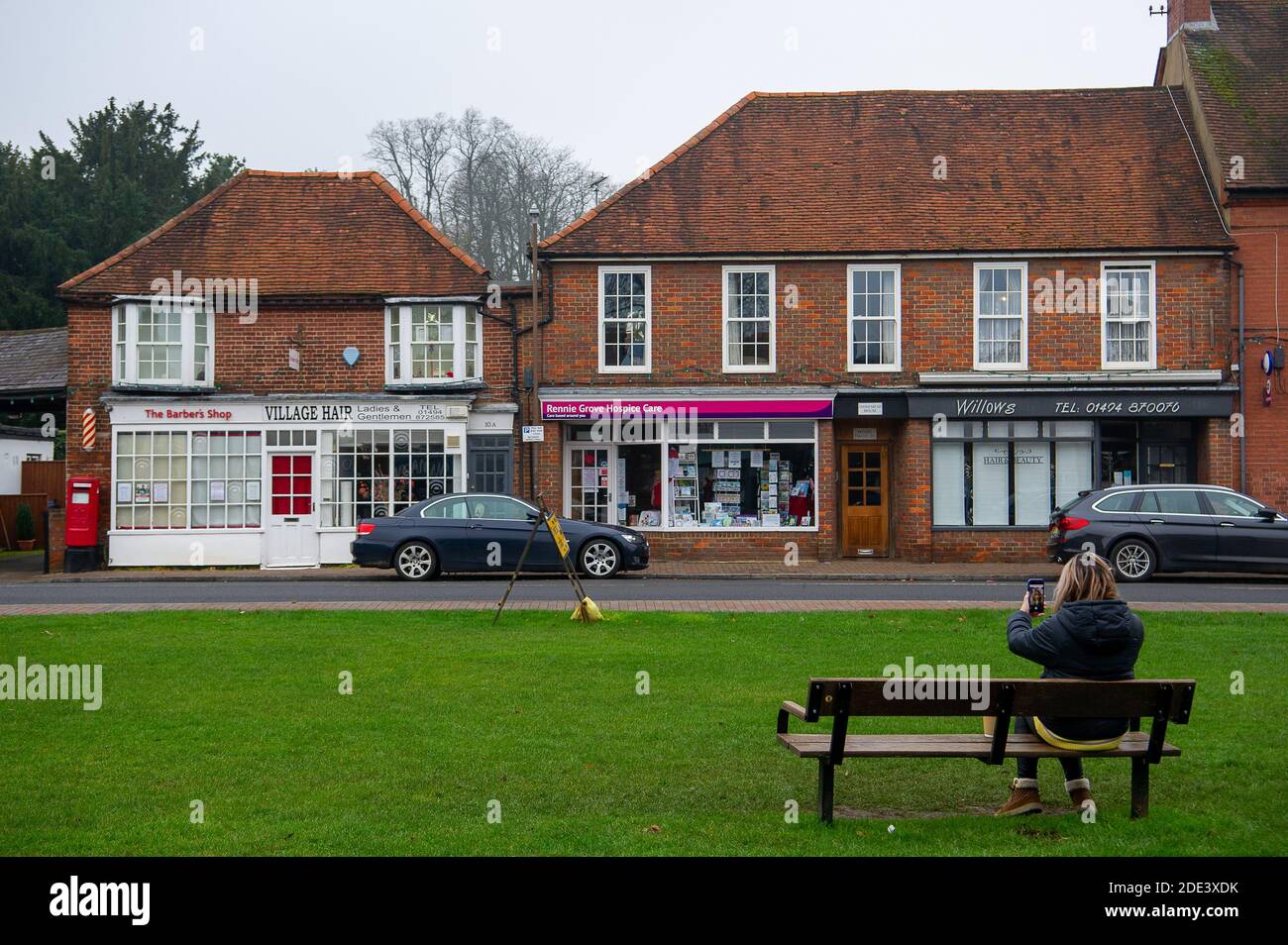 Chalfont St Giles, Buckinghamshire, Großbritannien. November 2020. Während der normalerweise geschäftigen Vorweihnachtszeit, da viele Geschäfte während der Covid-19-Sperre 2 geschlossen bleiben, gingen die Einheimischen heute spazieren und genossen Kaffees zum Mitnehmen im malerischen ländlichen Dorf Chalfont St Giles in Buckinghamshire. Quelle: Maureen McLean/Alamy Live News Stockfoto