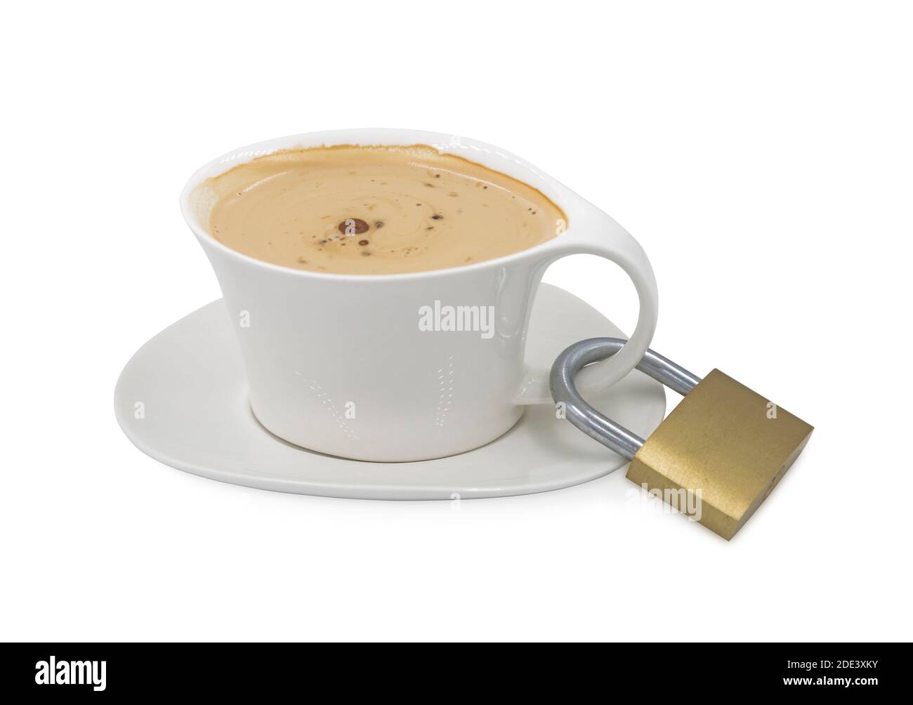 Eine Tasse Kaffee oder Cappuccino mit einem Vorhängeschloss verschlossen Während der Zeit des Coronavirus Stockfoto