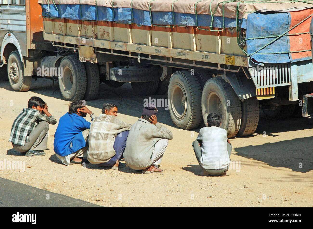 Leben der LKW-Fahrer entlang der Straßen, Rajasthan, Indien Stockfoto