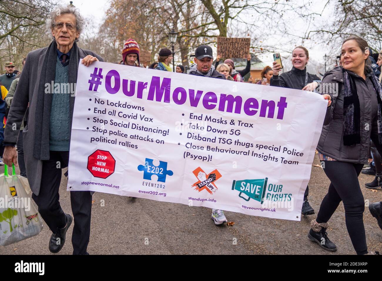 Piers Corbyn führt einen Anti-Lockdown-protestmarsch im Hyde Park, London, Großbritannien, mit einem Banner unserer Bewegung an. Stop New Normal, Anti Maske, Anti vax Stockfoto