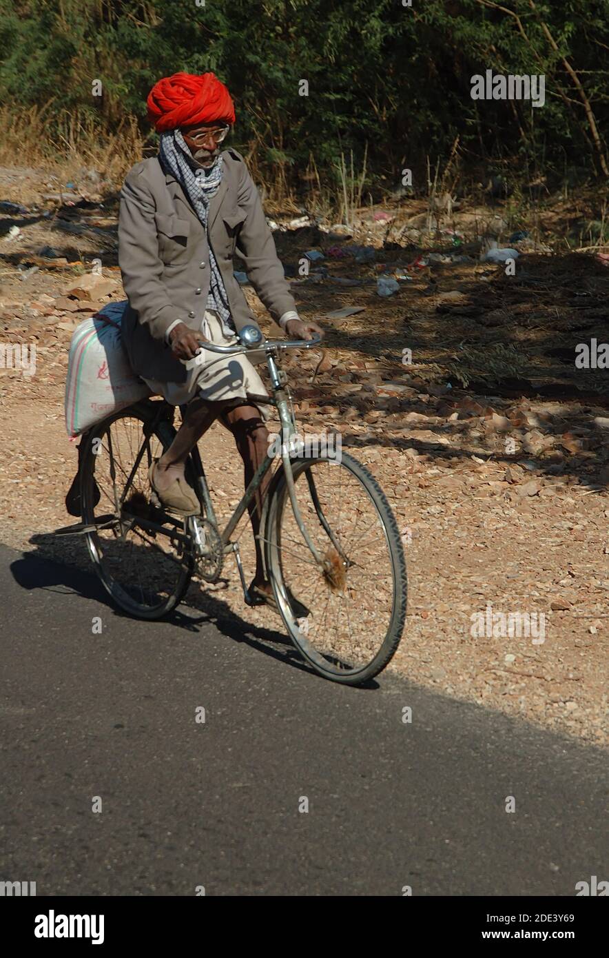 Ältere Dorfbewohner Fahrt auf dem Fahrrad, Rajasthan, Indien Stockfoto