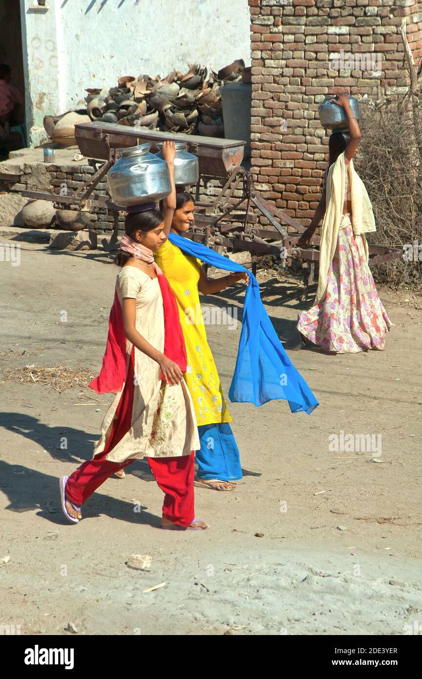 Frauen tragen Wasser auf ihren Köpfen Rajasthan, Indien Stockfoto
