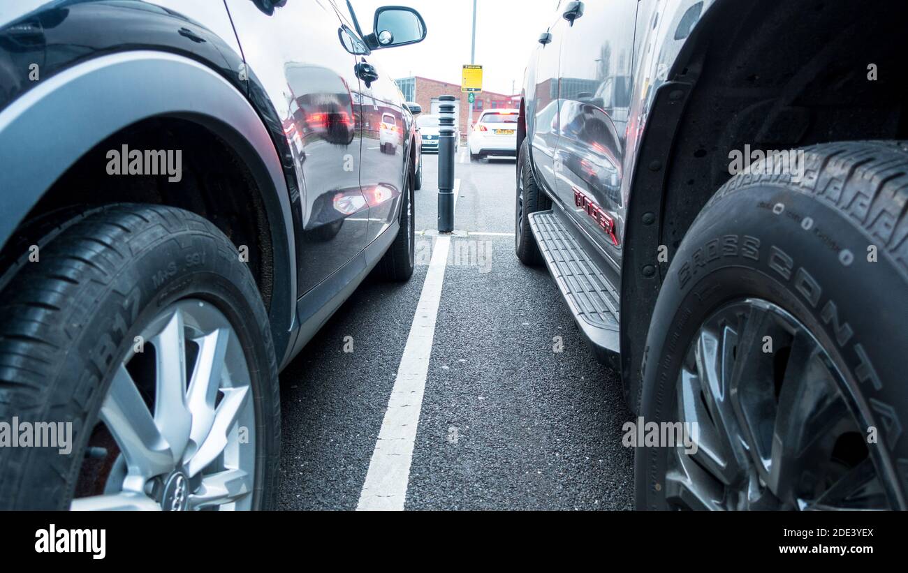 Parken in unmittelbarer Nähe auf dem Parkplatz näher an weiß Linie Stockfoto