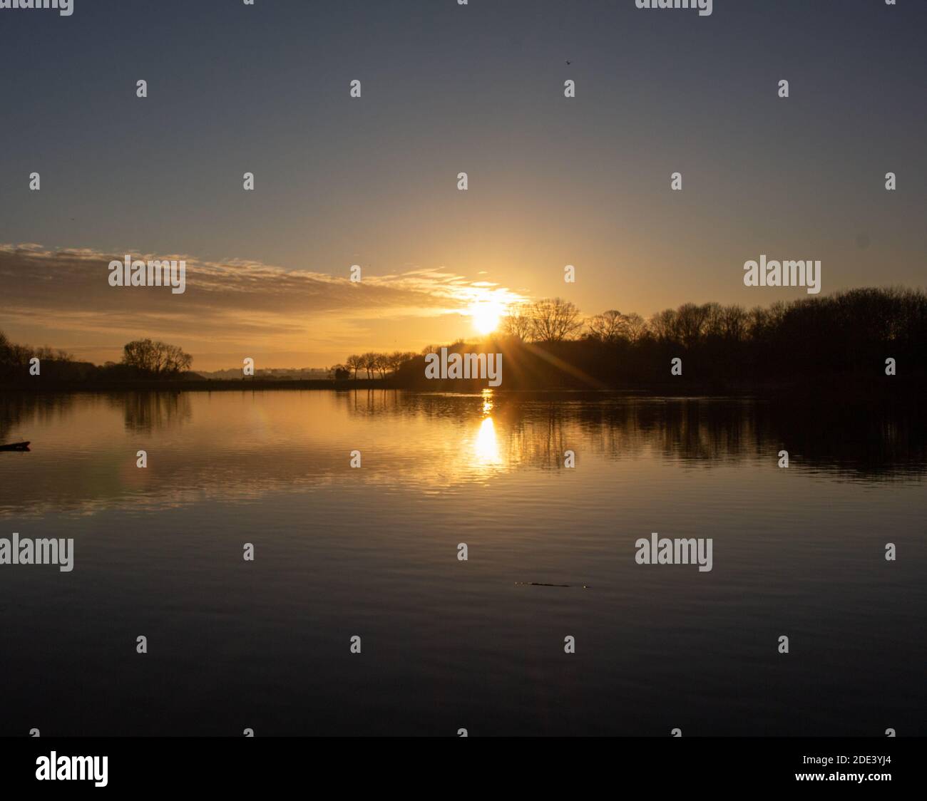 Seenlandschaft bei Dämmerung, Vorschlag Blick auf einen See in Hertfordshire am Ende des Tages, Reflexion Stockfoto