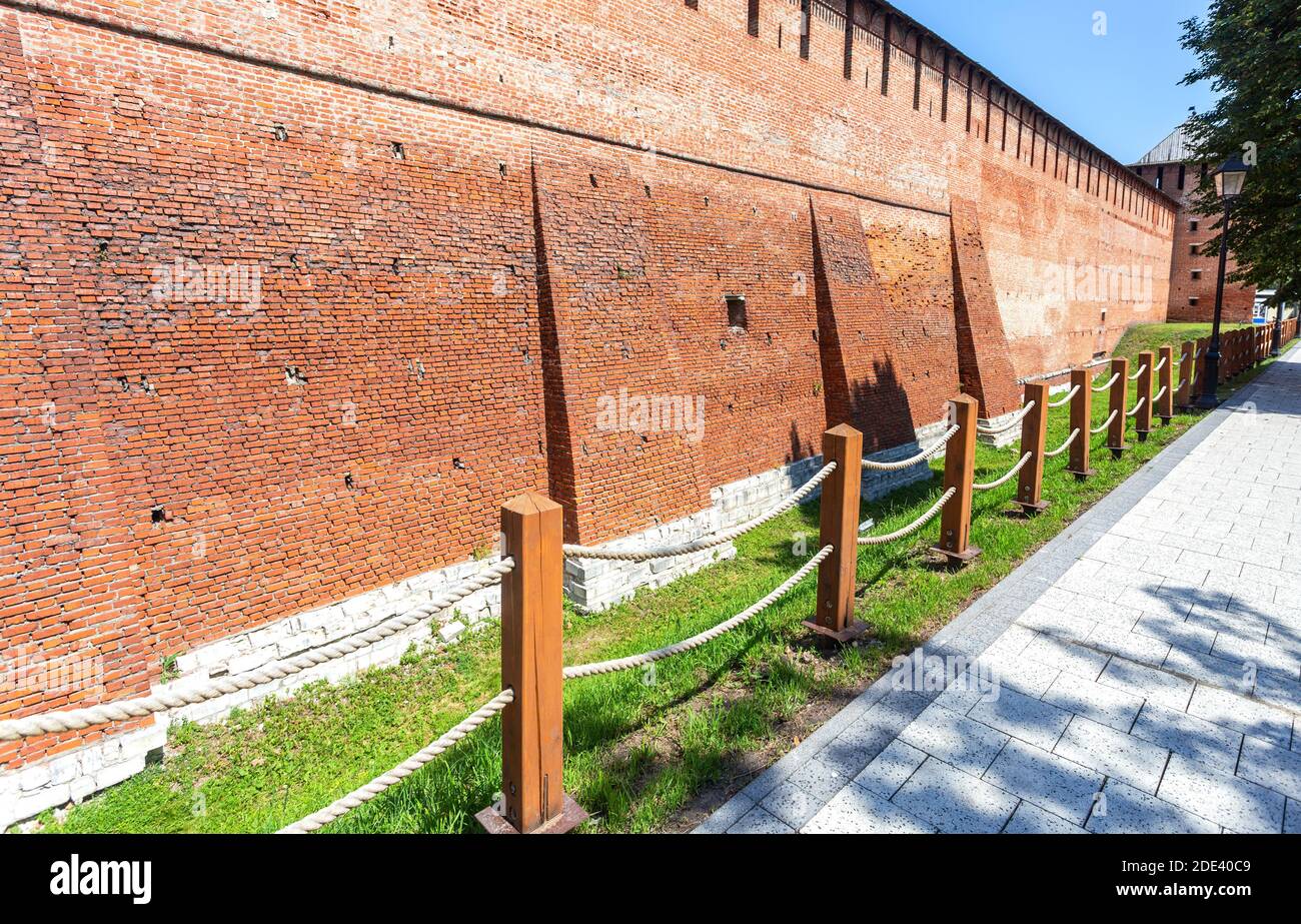 Rote Backsteinmauer des mittelalterlichen Kolomna Kreml. Russische Geschichte, Sehenswürdigkeiten und alte Architektur Stockfoto
