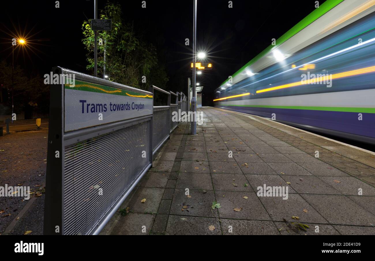 Erste Londoner Straßenbahnen Croydon Tramlink Bombardier flexible schnelle CR4000 Straßenbahn Nr. 2548 Ankunft an der Coombe Lane Straßenbahnhaltestelle, Croydon mit Bewegungsunschärfe Stockfoto