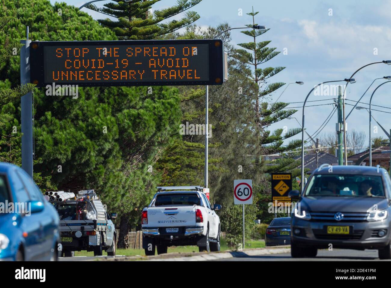 Verkehr auf dem General Holmes Drive in Kyeemagh an der Botany Bay in der Nähe des Flughafens Sydney in Sydney, Australien, mit einem öffentlichen Hinweisschild, das vor den Risiken unnötiger Reisen während der COVID-19 Coronavirus-Pandemie warnt. Stockfoto