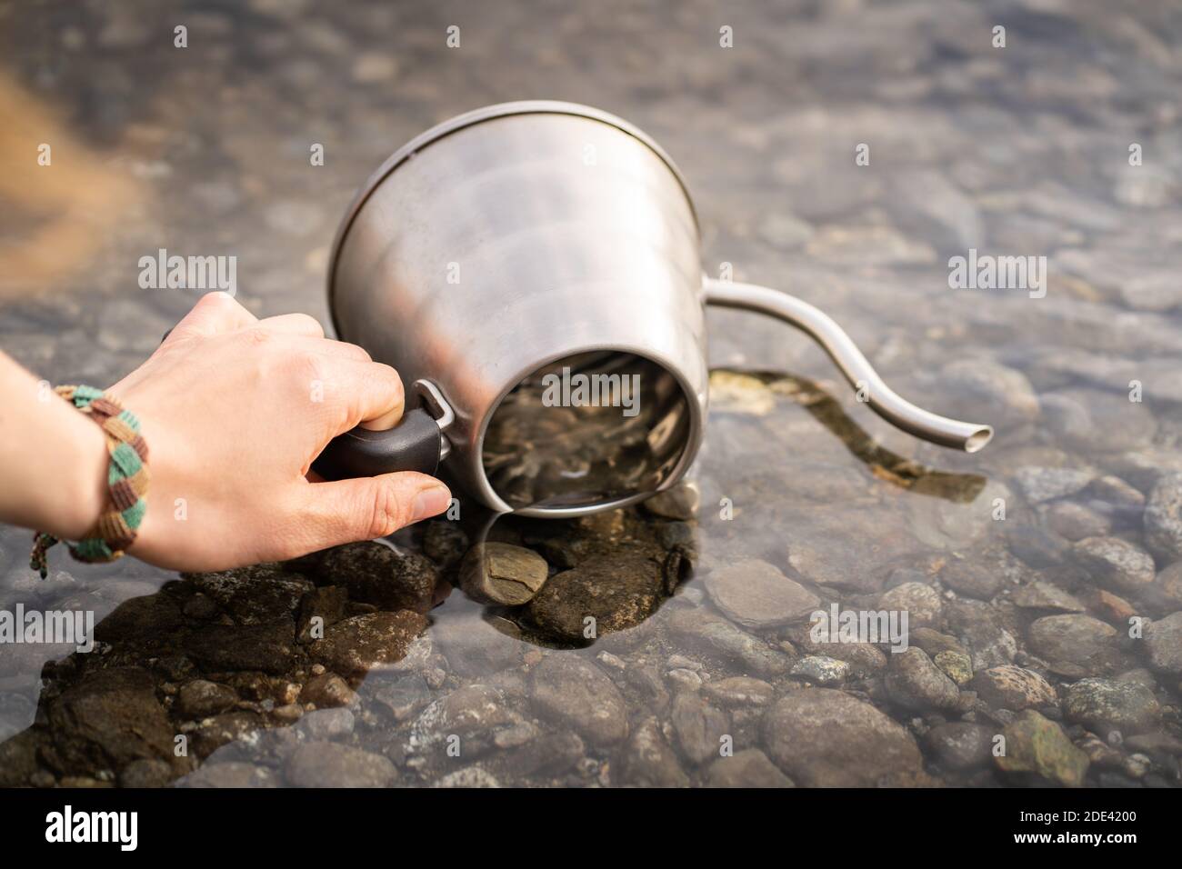Füllen Sie den Wasserkocher mit Gletscherwasser für tollen Kaffee Stockfoto