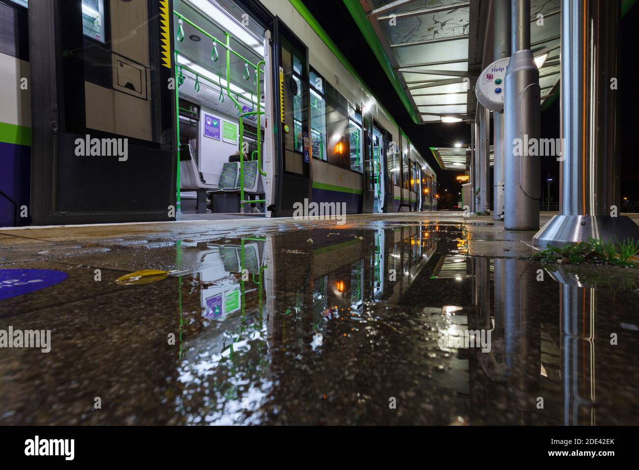 Erste Londoner Straßenbahnen Croydon Tramlink Bombardier flexible schnelle CR4000 Tram Nr. 2544 an New Addington Tram Endstation in einer dunklen Nacht. Stockfoto