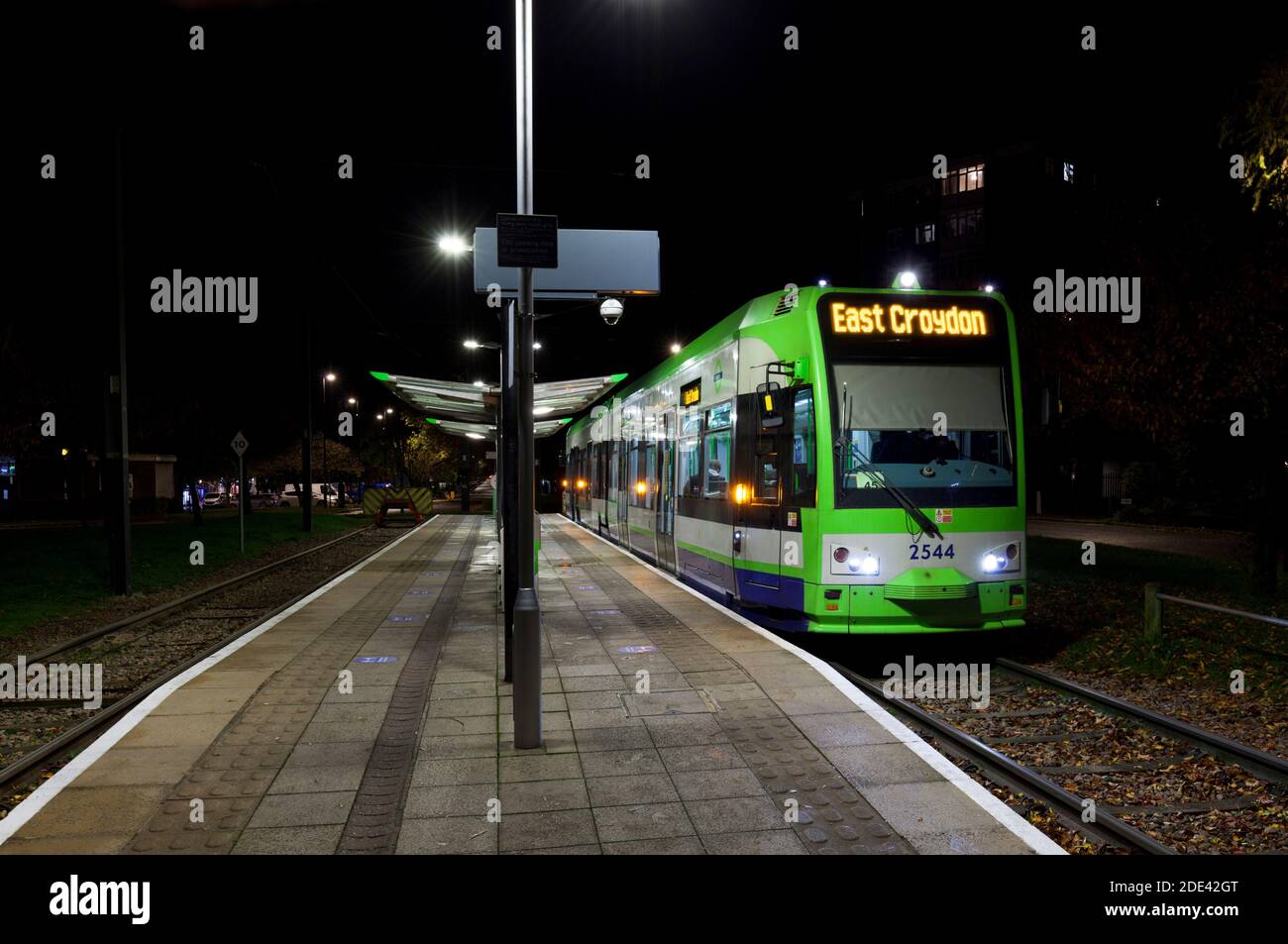 Erste Londoner Straßenbahnen Croydon Tramlink Bombardier flexible schnelle CR4000 Tram Nr. 2544 an New Addington Tram Endstation in einer dunklen Nacht. Stockfoto