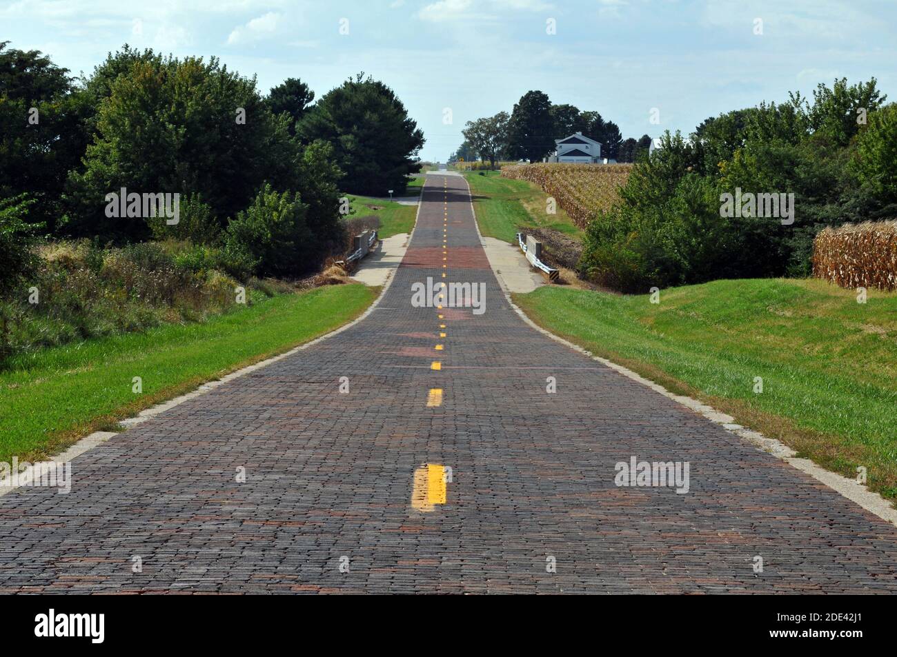 Dieser rote Backsteinabschnitt der alten Route 66 verläuft etwa 1.5 Meilen durch Ackerland in der Nähe von Auburn, IL. Die restaurierte Straße wurde zuerst in den 1930er Jahren gemauert. Stockfoto