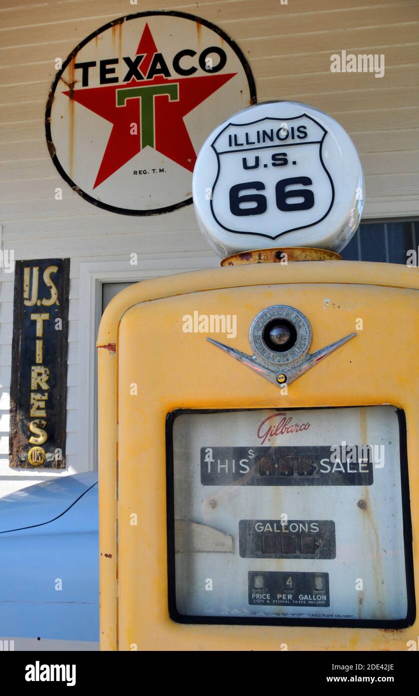 Alte Werbeschilder und eine alte Gaspumpe sind bei einem Geschäft in der Route 66 Dorf Williamsville, Illinois ausgestellt. Stockfoto
