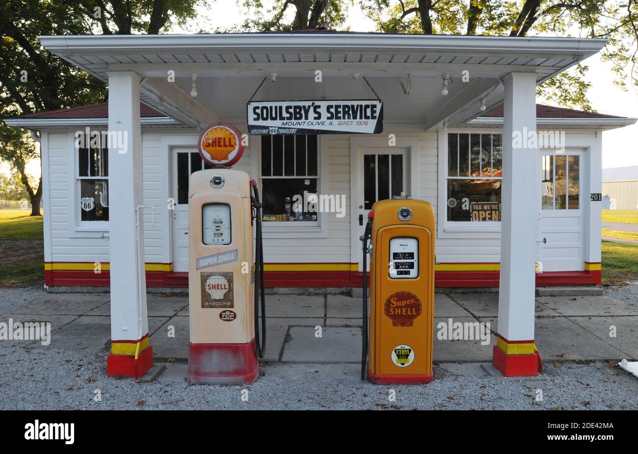 Die historische Soulsby's Service Tankstelle an der Route 66 in Mount Olive, Illinois, wurde 1926 erbaut und blieb bis 1993 im Betrieb. Stockfoto