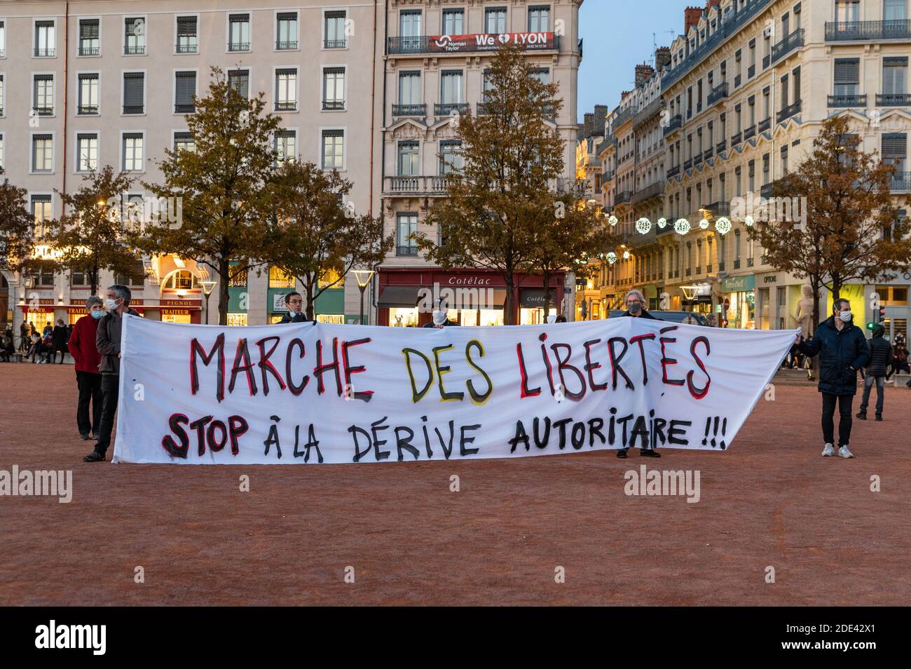 November 28 2020, Lyon, Rhône Alpes Auvergne : Protest gegen das "globale Sicherheitsgesetz" am Place Bellecour in Lyon. Bandrole prangert eine Autoritaria an Stockfoto