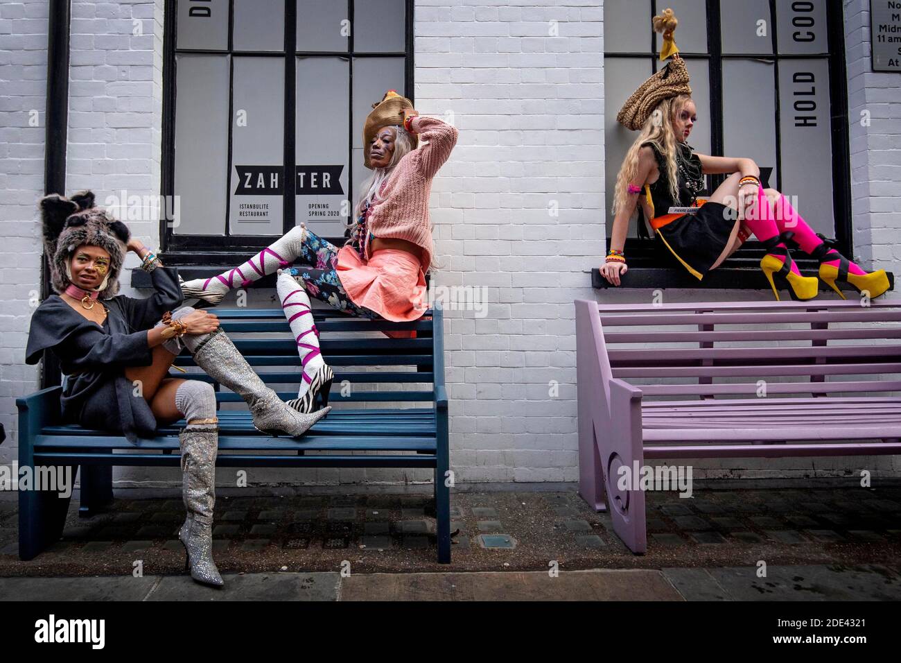 Models posieren, während sie Kleidung des Modedesigners Pierre Garroudi während eines Flashmob-Fashion-Shootings in der Carnaby Street, London, zeigen. Stockfoto