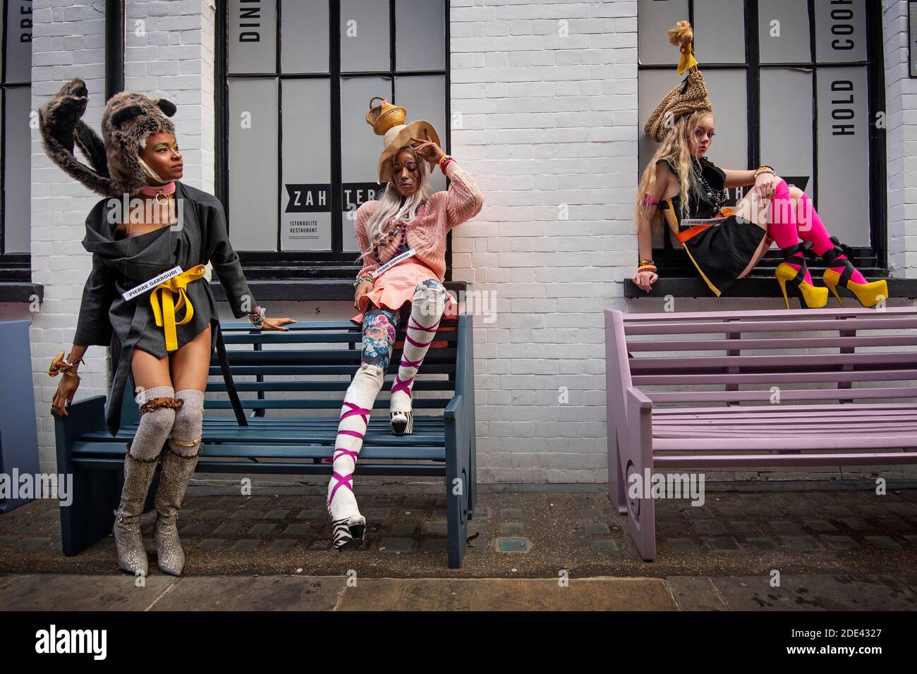 Models posieren, während sie Kleidung des Modedesigners Pierre Garroudi während eines Flashmob-Fashion-Shootings in der Carnaby Street, London, zeigen. Stockfoto