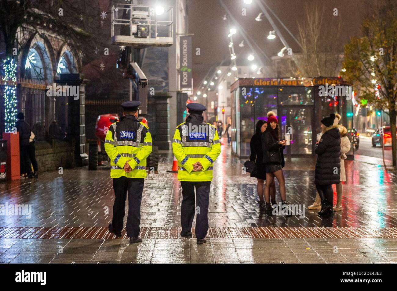 Cork, Irland. November 2020. Das Stadtzentrum von Cork war an diesem Abend sehr voll mit Leuten, die auf den Straßen tranken. Es gab eine große Garda-Präsenz, um eine Wiederholung des anti-sozialen Verhaltens am vergangenen Wochenende zu verhindern. Quelle: AG News/Alamy Live News Stockfoto