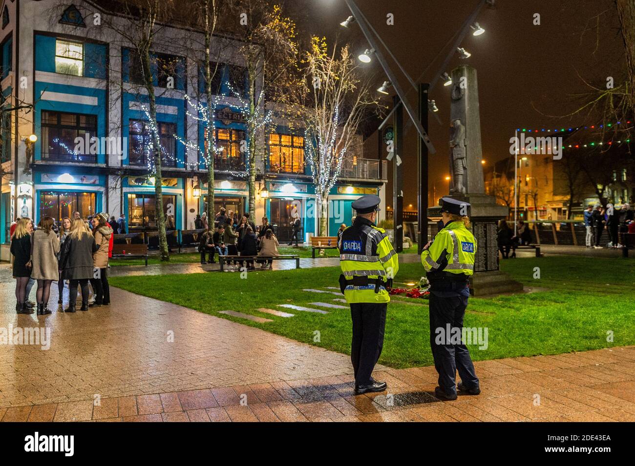 Cork, Irland. November 2020. Das Stadtzentrum von Cork war an diesem Abend sehr voll mit Leuten, die auf den Straßen tranken. Es gab eine große Garda-Präsenz, um eine Wiederholung des anti-sozialen Verhaltens am vergangenen Wochenende zu verhindern. Quelle: AG News/Alamy Live News Stockfoto