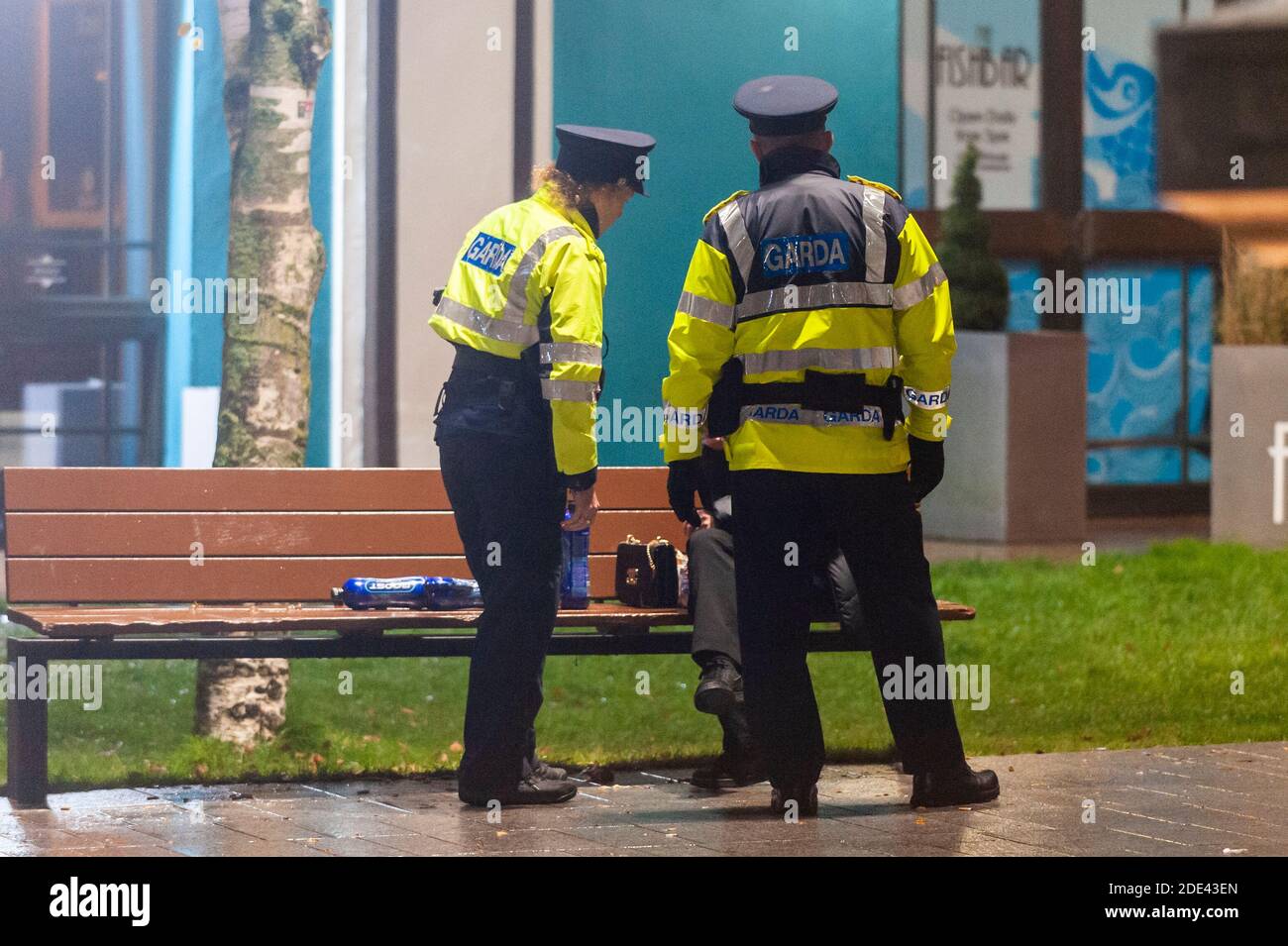 Cork, Irland. November 2020. Das Stadtzentrum von Cork war an diesem Abend sehr voll mit Leuten, die auf den Straßen tranken. Es gab eine große Garda-Präsenz, um eine Wiederholung des anti-sozialen Verhaltens am vergangenen Wochenende zu verhindern. Quelle: AG News/Alamy Live News Stockfoto