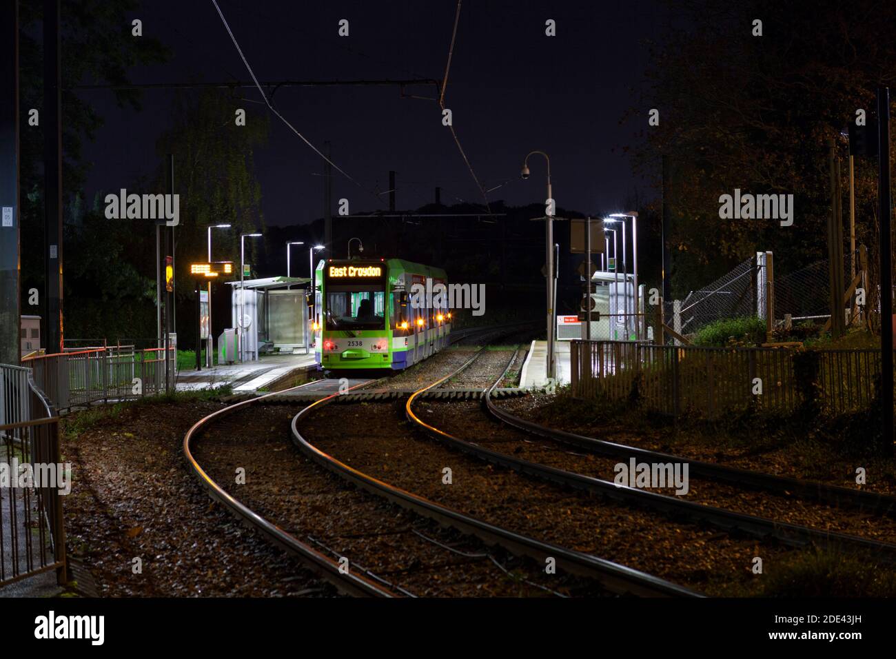 Erste Londoner Straßenbahnen Croydon Tramlink Bombardier flexible schnelle CR4000 Straßenbahn Nr. 2538 an Gravel Hill Straßenbahnhaltestelle, New Addington Linie, Croydon, London Stockfoto